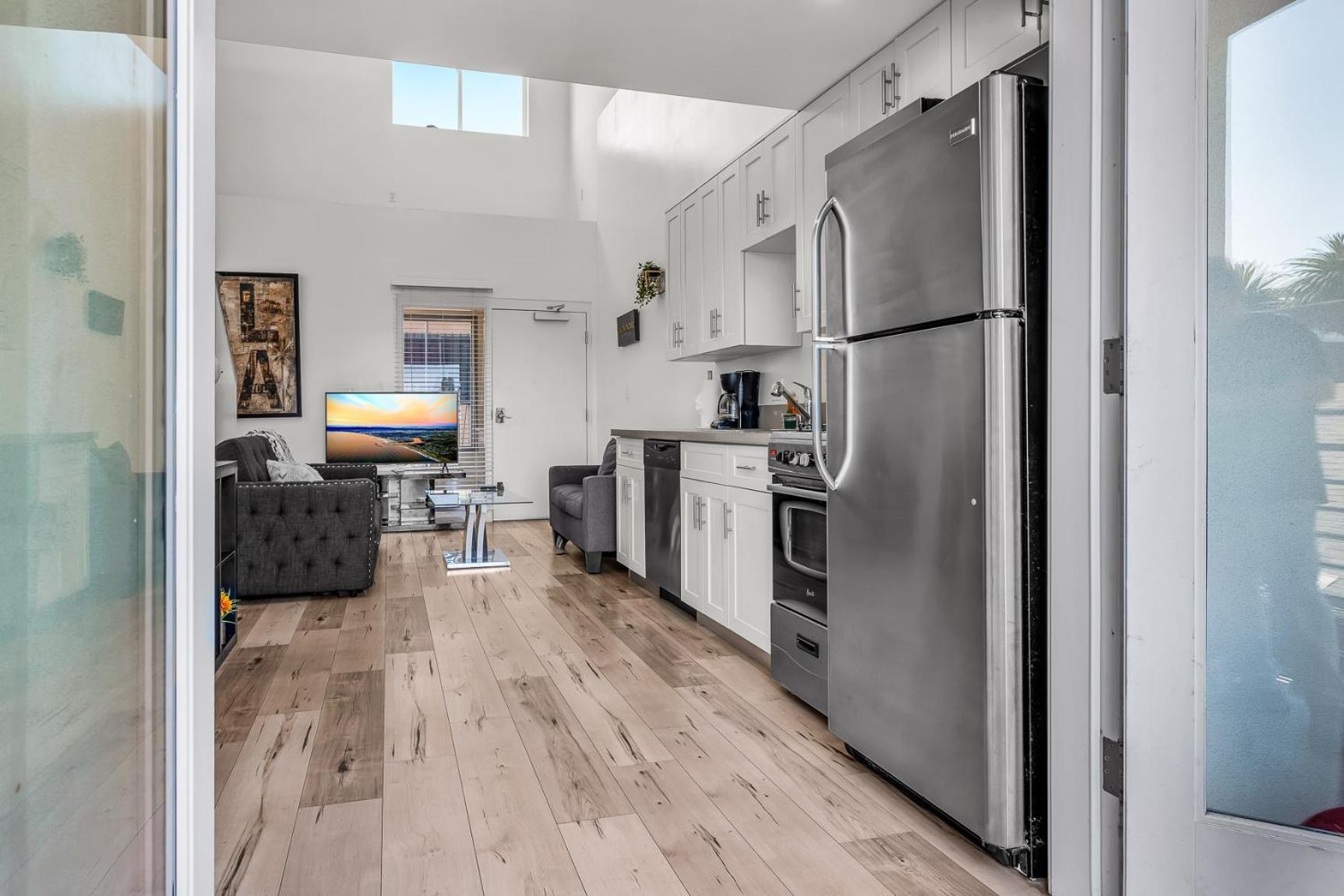 Appartement Stylish Modern One Bedroom Hollywood Loft With In Unite Washer Dryer & Balcony