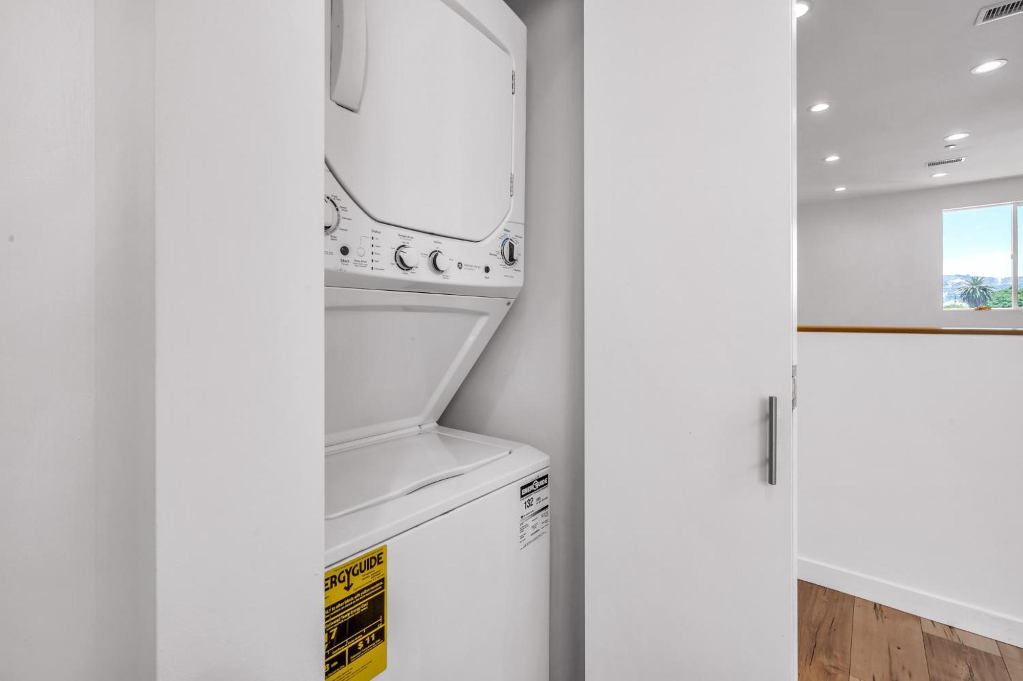 Stylish Modern One Bedroom Hollywood Loft With In Unite Washer Dryer & Balcony * Los Angeles